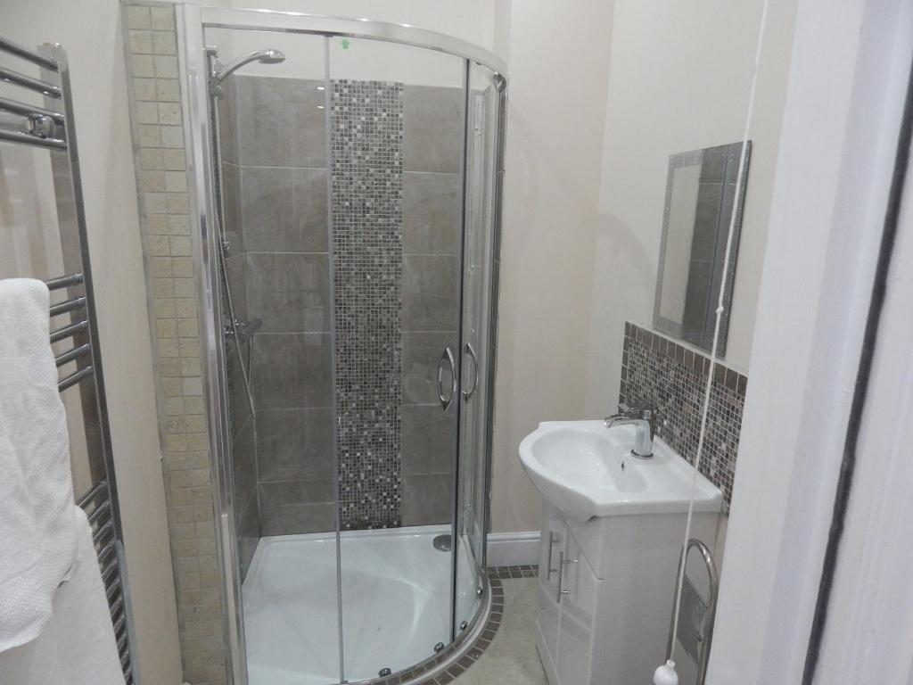 Harcourt Place Apartment